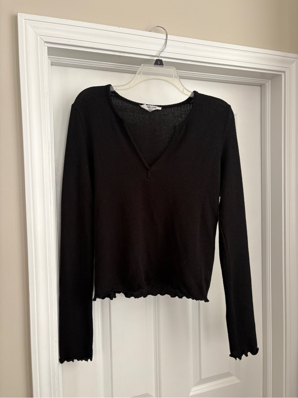 Double Zero V-Neck Lettuce Edge Black Top Women’s Large Layering Normcore Basic